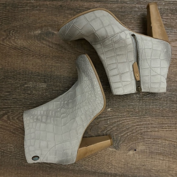 Grotesque size 7.5 (38 Euro) snake print 2 tone (intentional shading toes) GUC - Picture 5 of 16